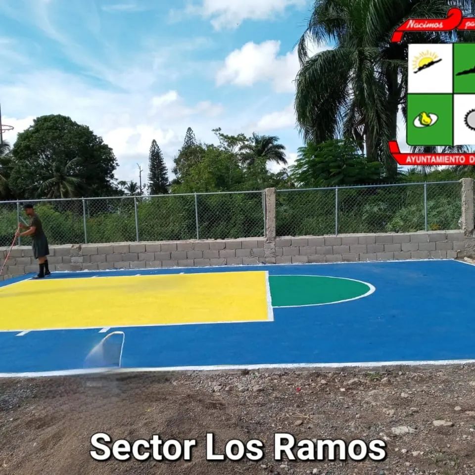 El Ayuntamiento Municipal realiza gran operativo de embellecimiento, pintado y mantenimiento de la infraestructura municipal de la mini cancha de la Urbanización Los Ramos.