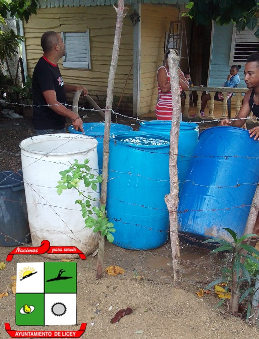 Nuestro Bomberos colaborando en distribución de agua potable para nuestro Munícipe.