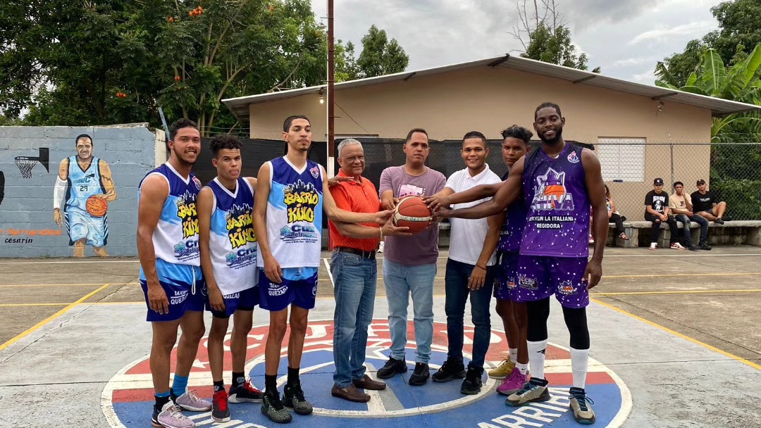 El Alcalde Municipal, Domingo Almonte se unió al Torneo de Baloncesto del Club Juan Pablo Duarte (CJPD), Comunidad de Limonal Arriba.
