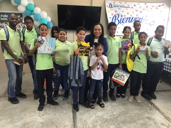 Entrega de útiles escolares y juguetes a los niños de la Escuela Nueva Esperanza